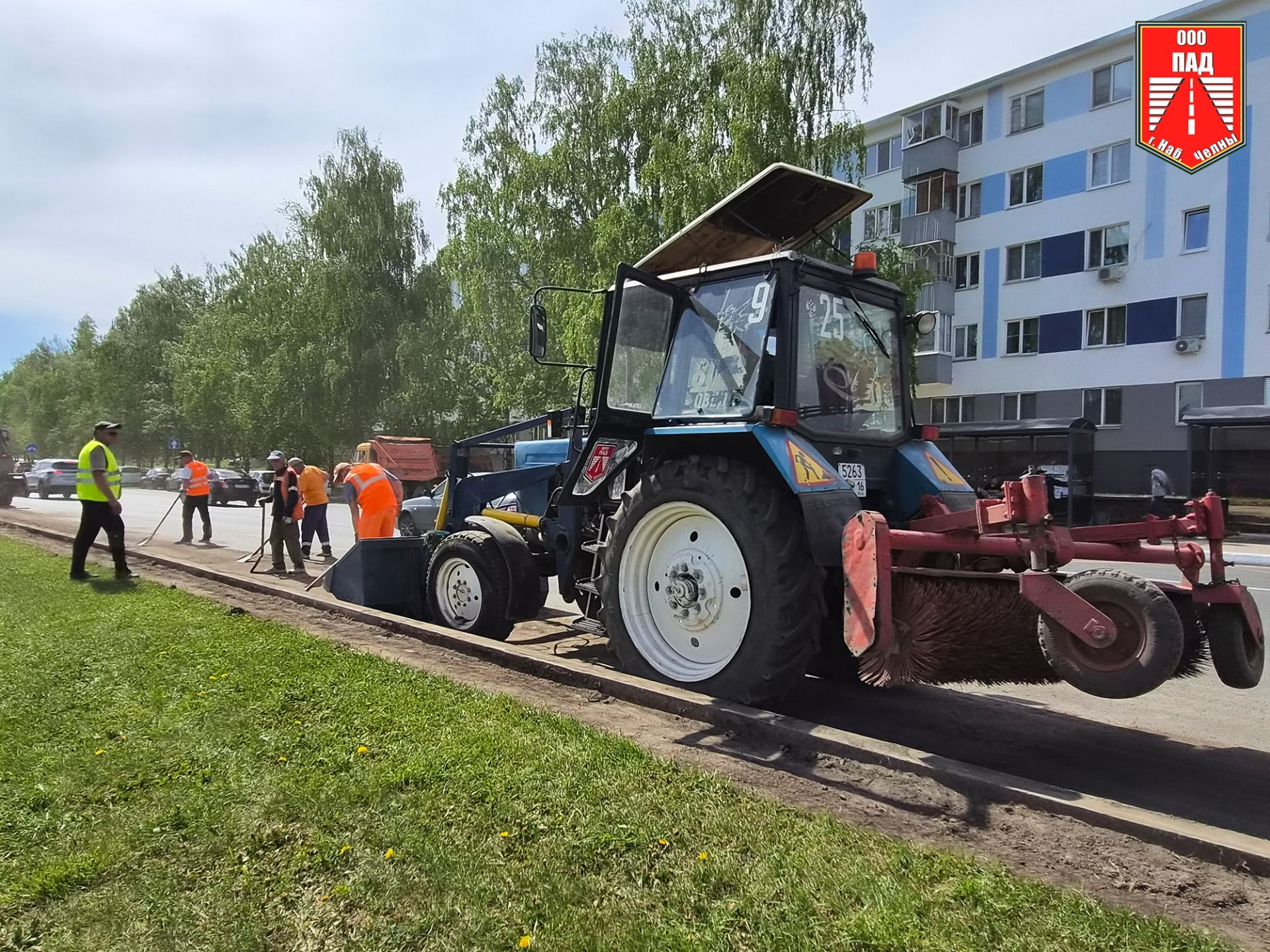 На проспекте Джалиля срезают грунт на газоне, чтобы грязь не смывало на дорогу
