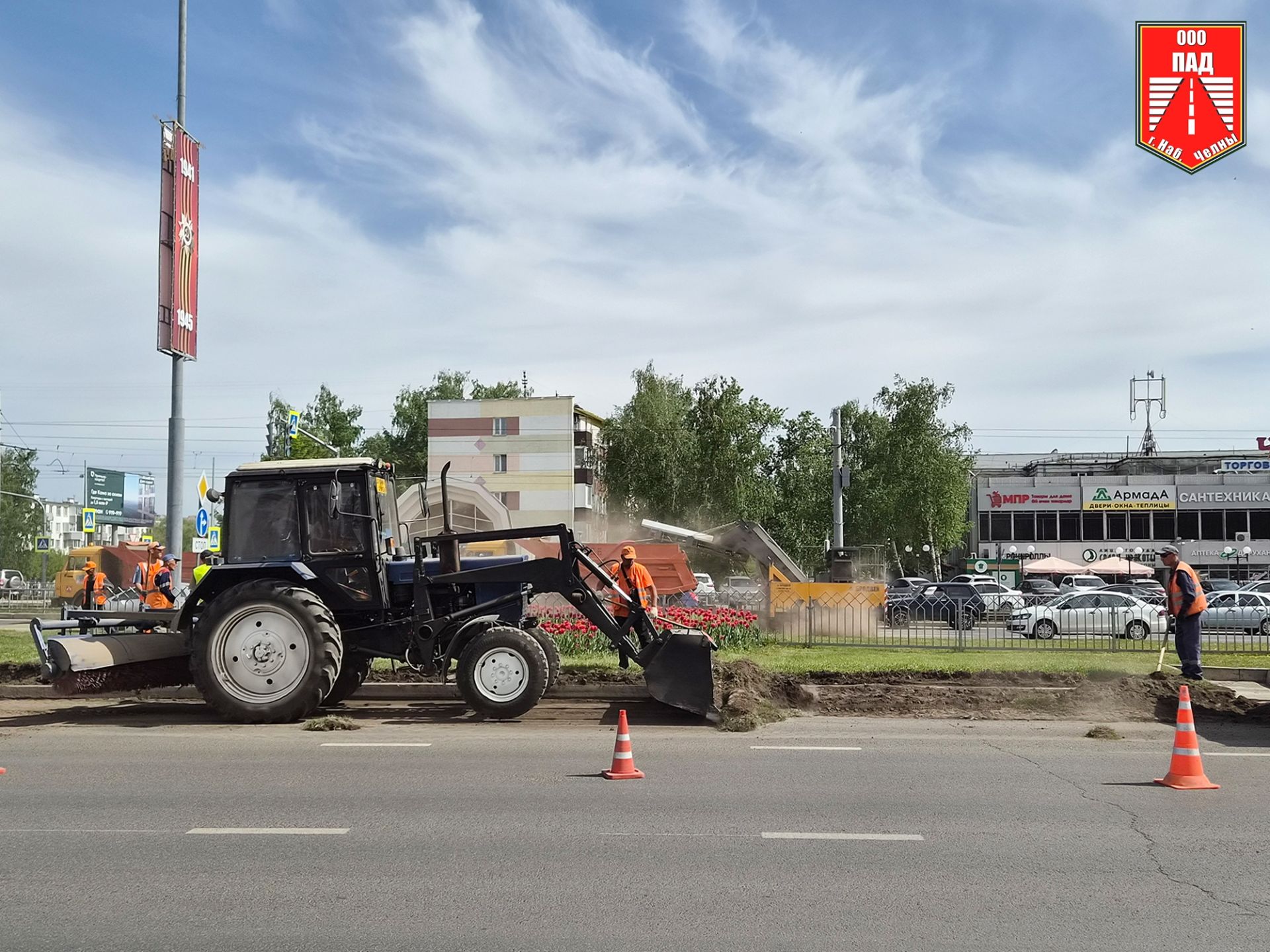 На проспекте Джалиля срезают грунт на газоне, чтобы грязь не смывало на дорогу