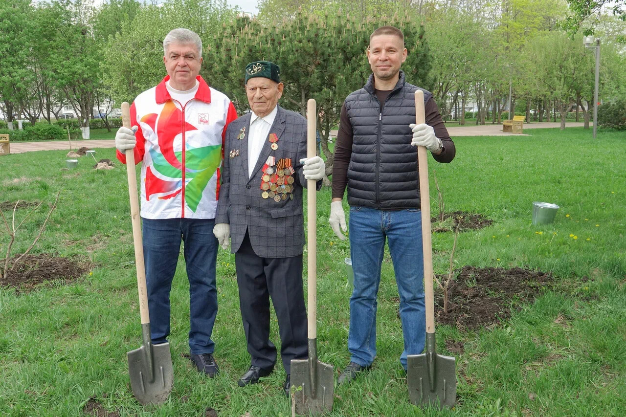 Мэр Челнов и 99-летний ветеран ВОВ посадили саженцы маньчжурского ореха