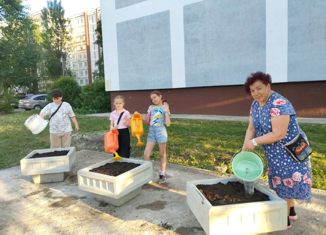 В Челнах мусорную площадку превратили в цветник