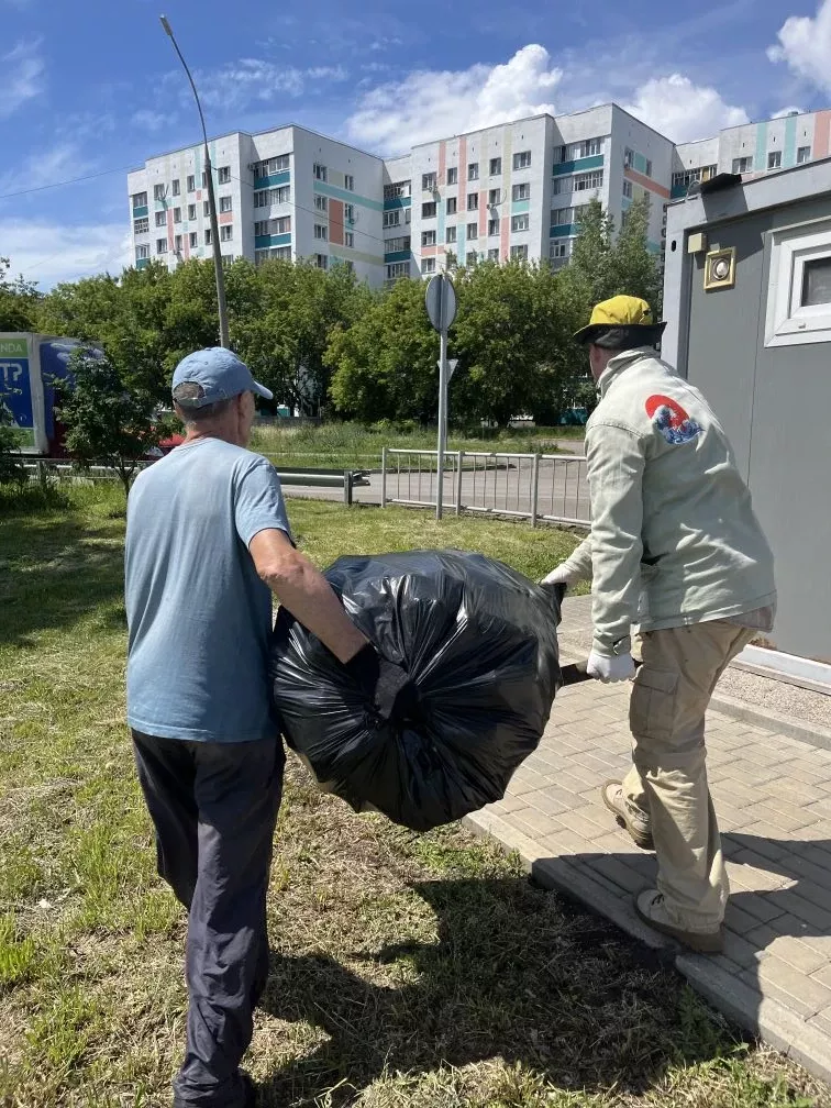 Семейный патруль в Челнах:  66-летний слесарь, его сын и внук против мусора