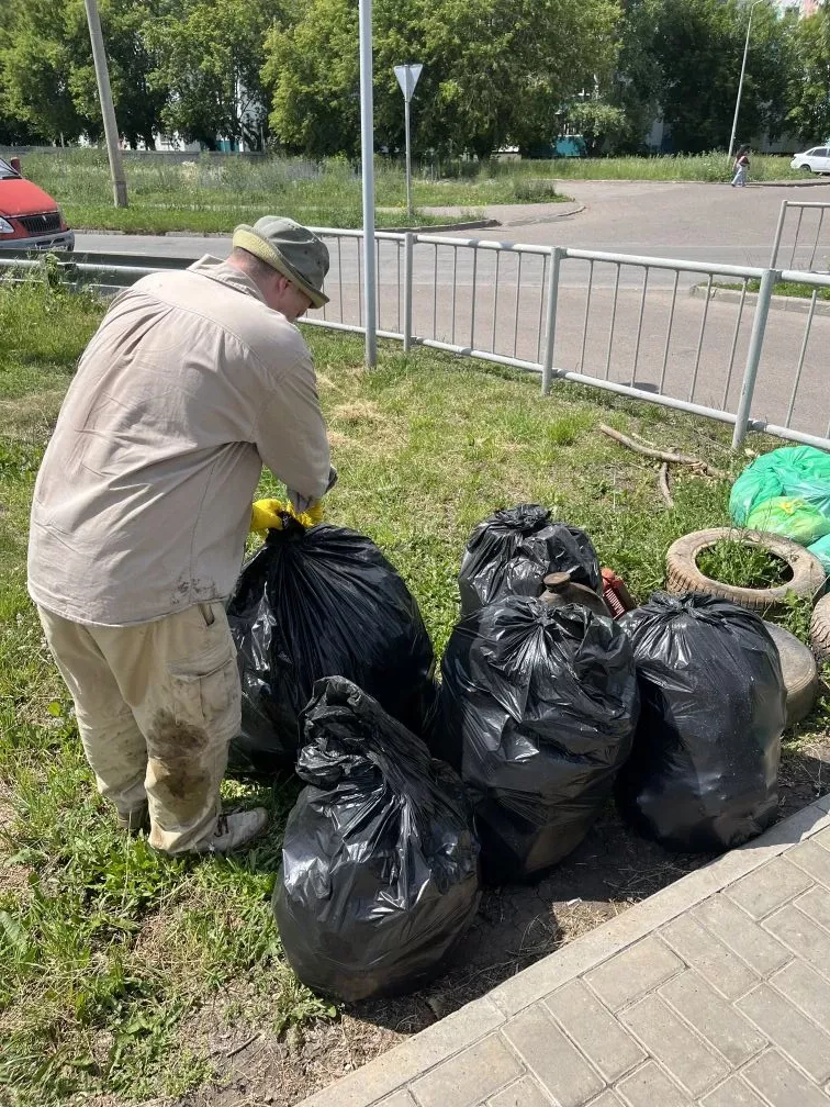Семейный патруль в Челнах:  66-летний слесарь, его сын и внук против мусора