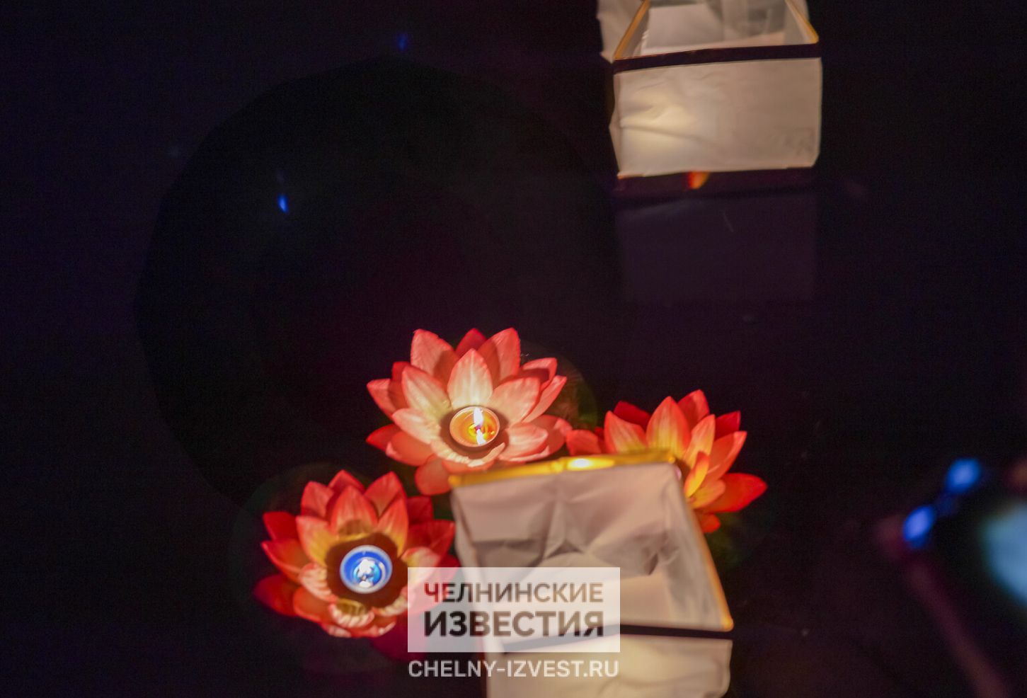 Четырехметровая Луна и тысячи огней: в Челнах прошел фестиваль водных фонариков