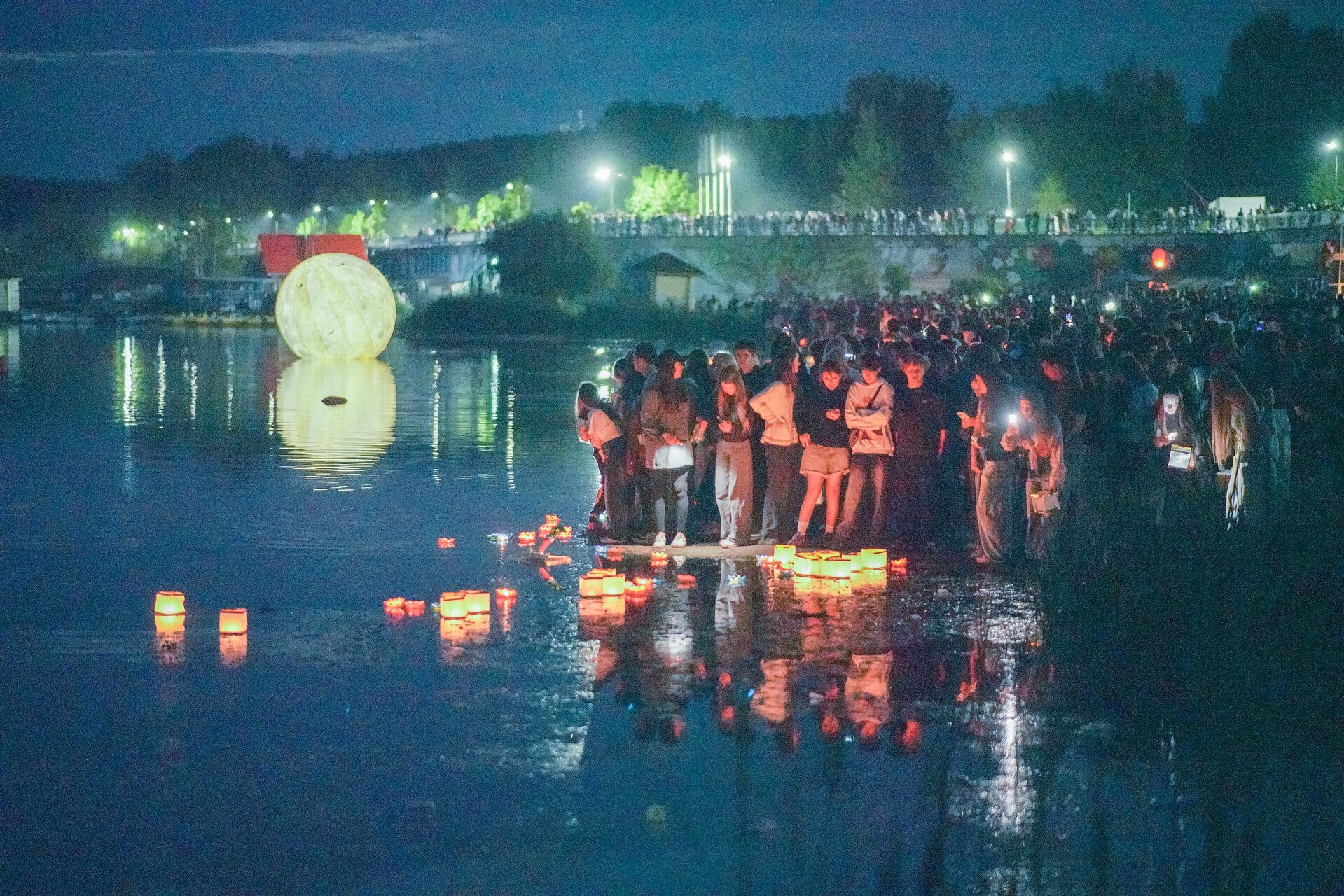 Четырехметровая Луна и тысячи огней: в Челнах прошел фестиваль водных фонариков