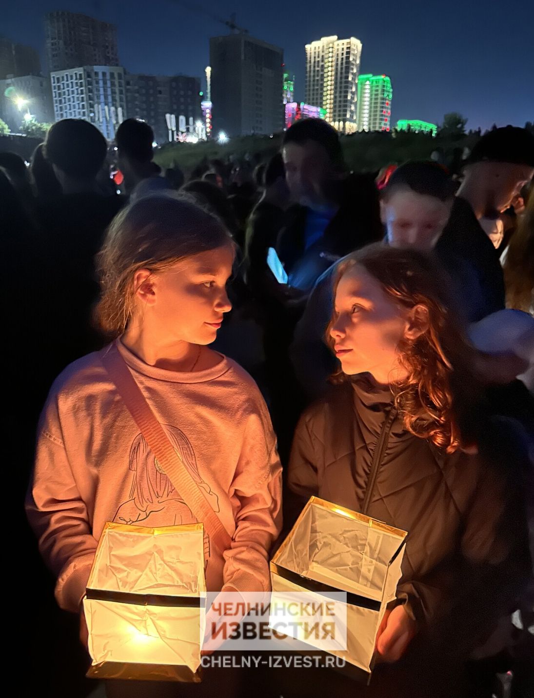 Четырехметровая Луна и тысячи огней: в Челнах прошел фестиваль водных фонариков