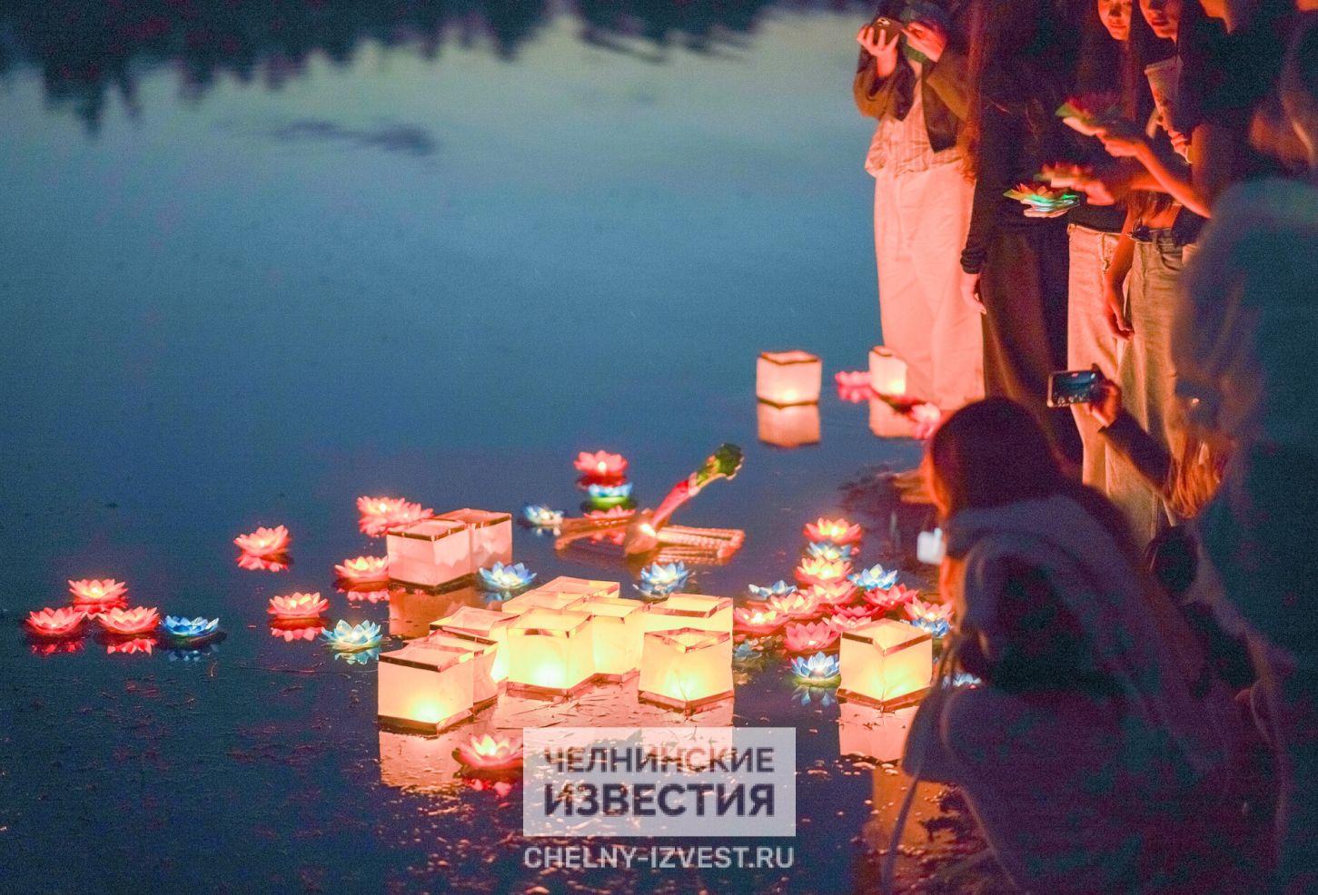 Четырехметровая Луна и тысячи огней: в Челнах прошел фестиваль водных фонариков