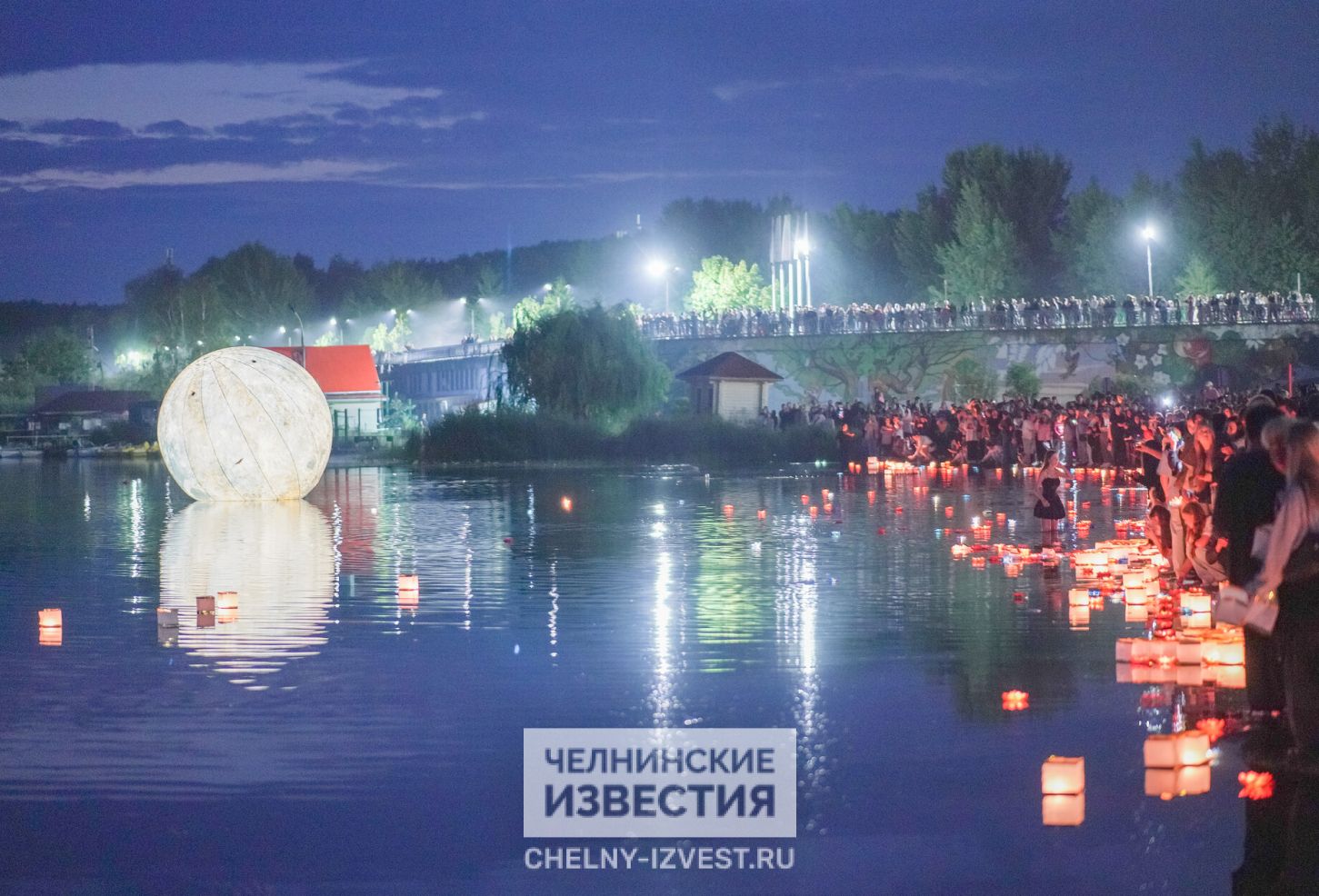 Четырехметровая Луна и тысячи огней: в Челнах прошел фестиваль водных фонариков