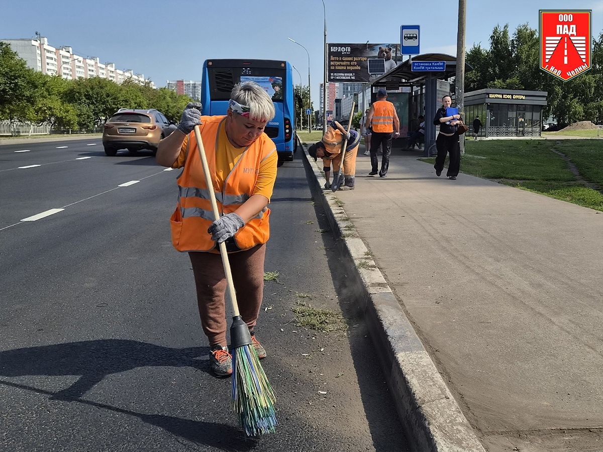 Дорожники Челнов просят пассажиров не наступать на свежую краску