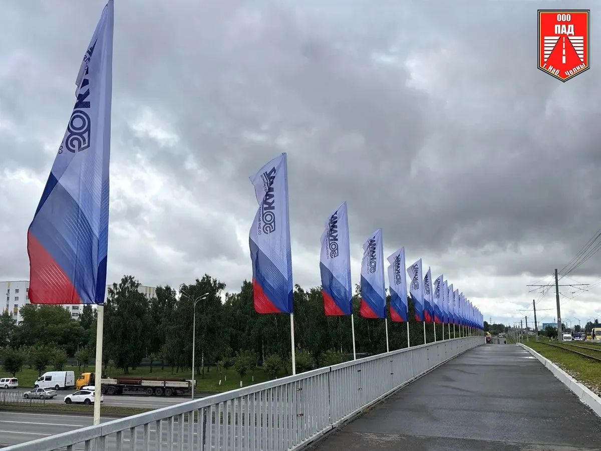 На улицах Набережных Челнов освежат 485 флагов
