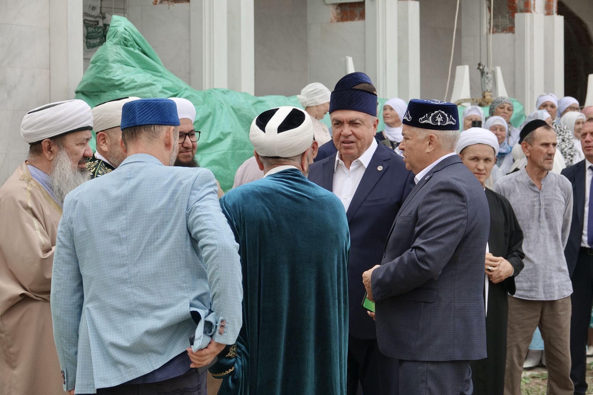 На минарет мечети «Джамиг» в Челнах установили последний полумесяц