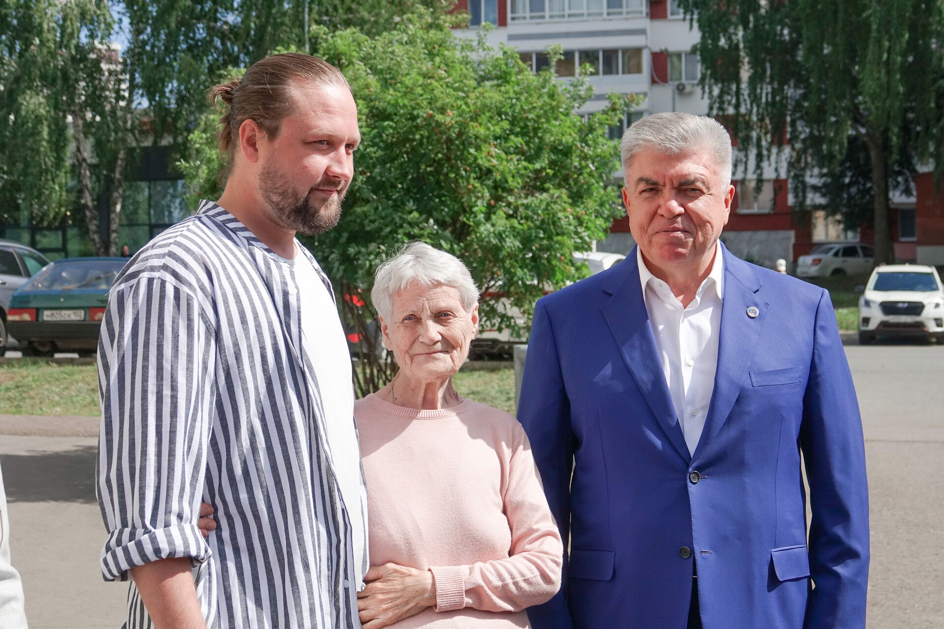 В Челнах презентовали новый мурал с эчпочмаками на фасаде дома