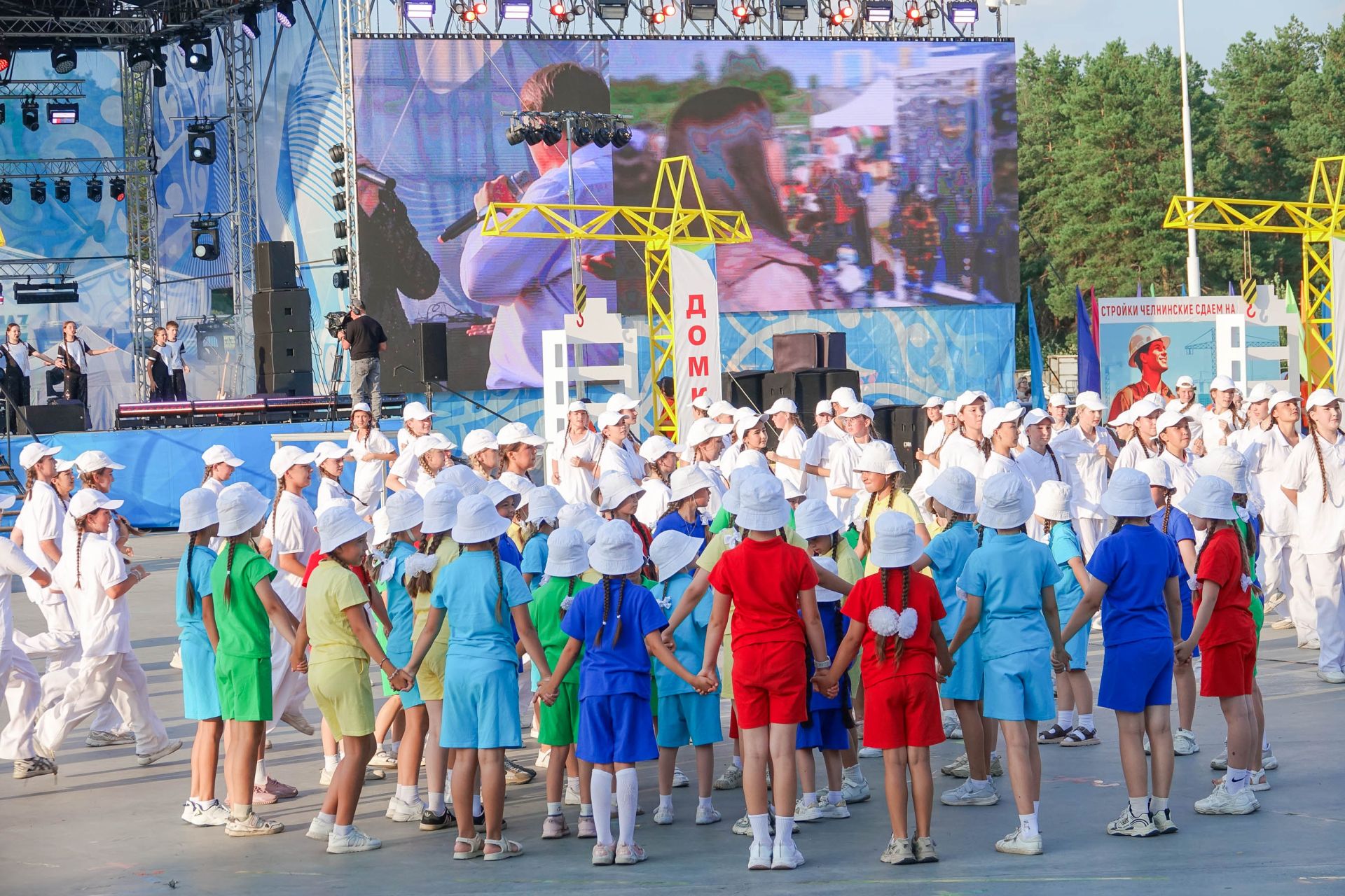 Живые статуи, фотовыставка и «Отпетые мошенники»: в Челнах отметили День строителя