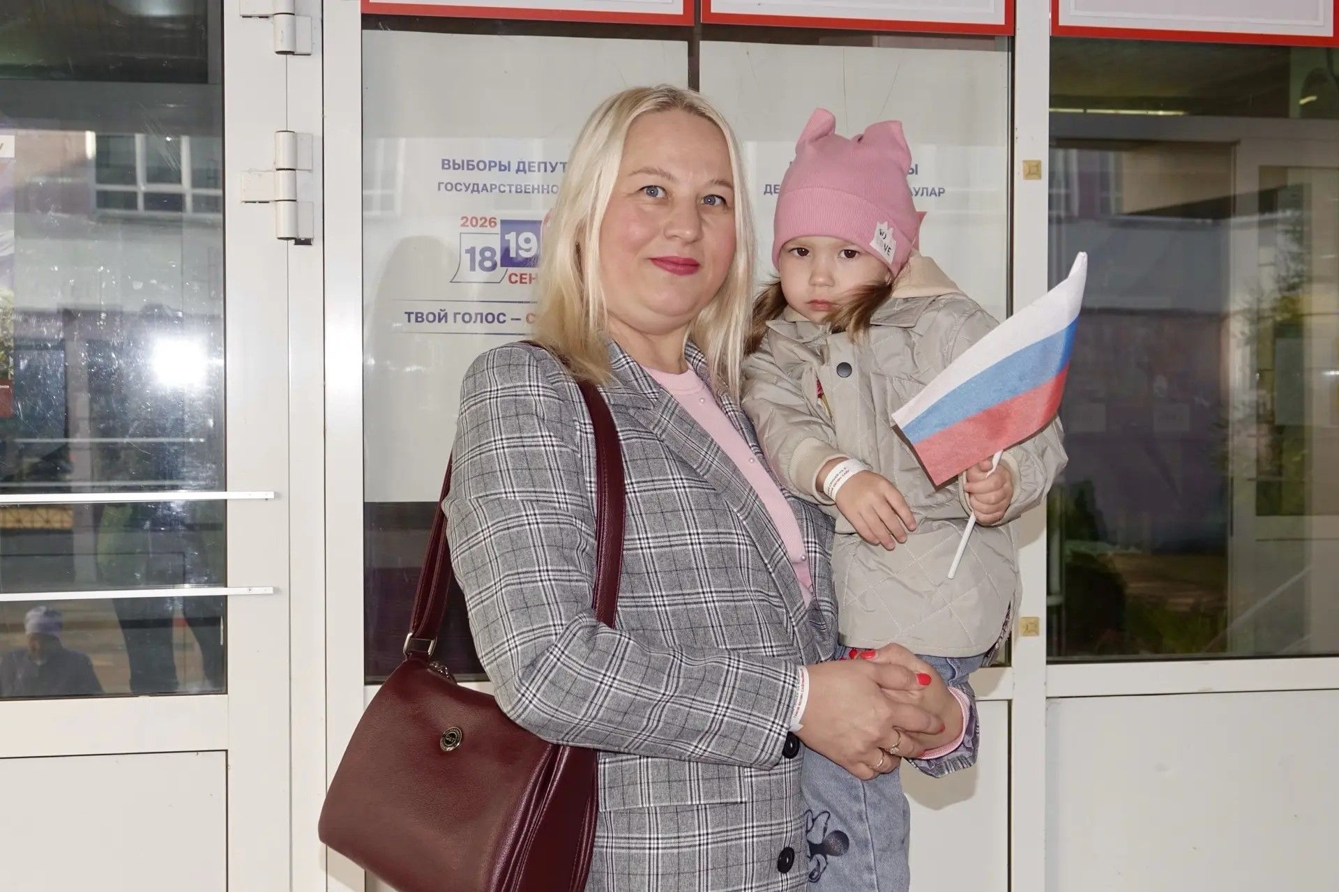 «Мы – сила России»: избирателям Челнов вручают флаги нашей страны