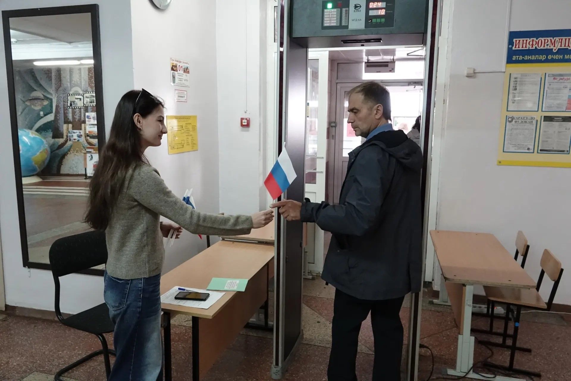 «Мы – сила России»: избирателям Челнов вручают флаги нашей страны