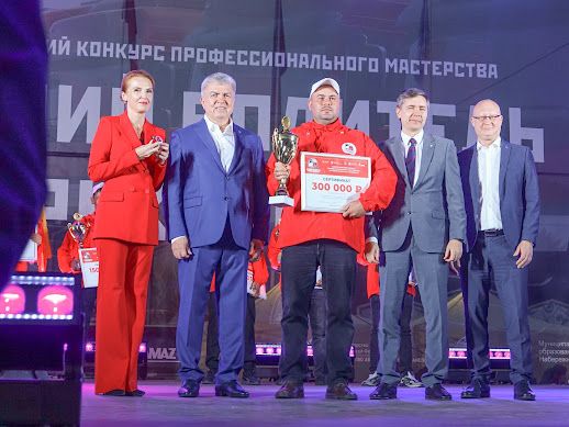 Стакан в кабине и женщины за рулем: как Челны принимали лучших водителей России