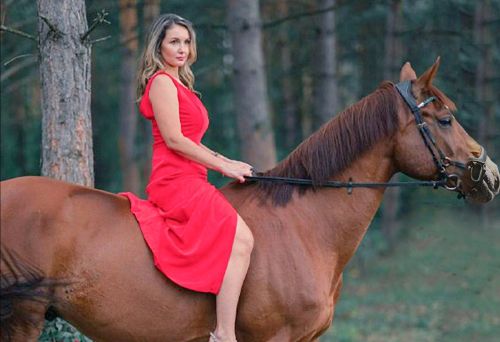 «Уважаю лошадей за честность»: хозяйка скакунов – о нраве символа года