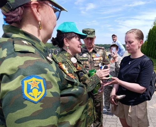 Был патриотом: участники автопробега встретились с матерью Героя России