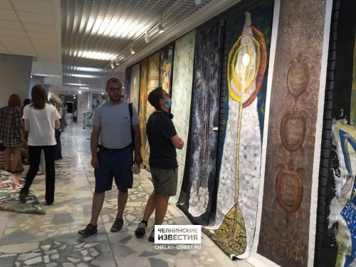 120 картин длиной три метра: в картинной галерее Челнов открылась необычная выставка