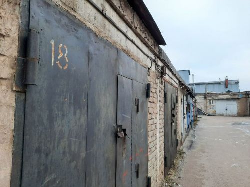 Закрытый мужской клуб в гаражах с запчастями и разносолами