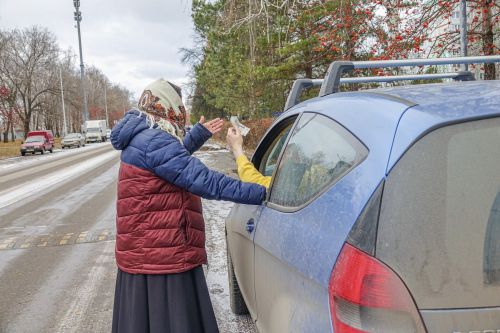 Попрошайки на иномарке: странные водители с детьми пристают к челнинцам около заправок