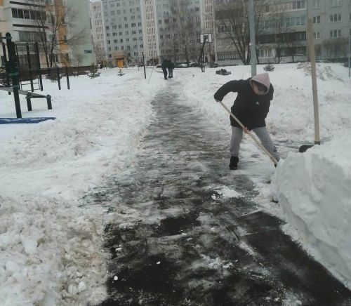 Председатель ТОС платит школьникам из личного бюджета за уборку тротуаров от снега