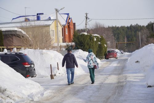 Жители частного сектора Челнов чистят дороги от снега за свой счет