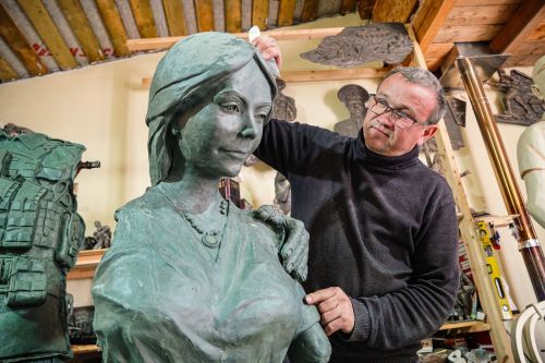 Челнинский скульптор рассказал, кто заказывает скульптуры коней и монархов
