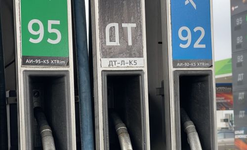 В России на среднюю зарплату можно купить 1287 литров бензина