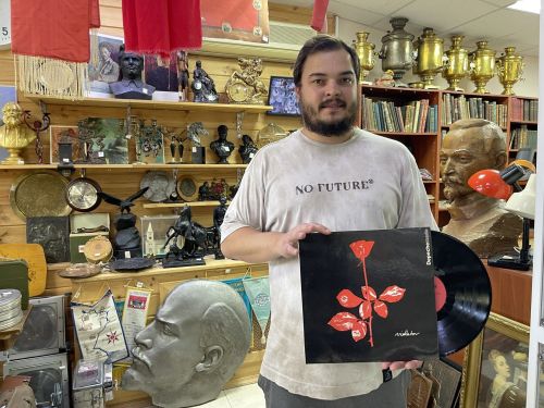 В магазинах винтажа после «Слова пацана» вырос спрос на шапки и свитеры 90-х