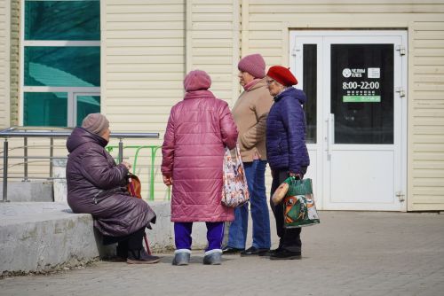 «Я бабушка, хочу отдать квартиру внучке. Что лучше: подарить или оформить завещание?»