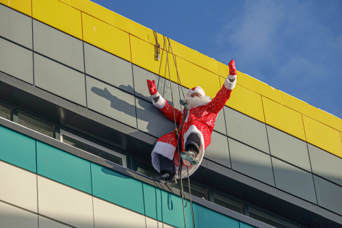 Альпинисты в Челнах переоделись в Дедов Морозов и спустились к детям в больницу