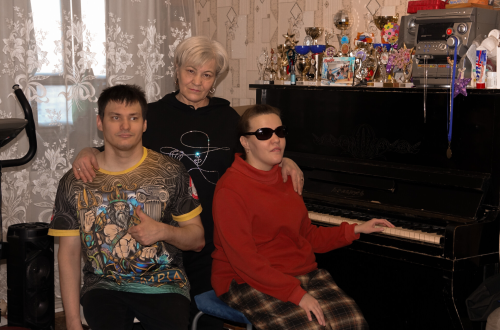 «Мечтают попасть к Малахову»: челнинка воспитала незрячую дочь и сына с ДЦП
