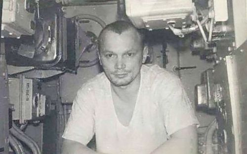 Новый год на подлодке и «оливье» в купе: истории о празднике на рабочем месте