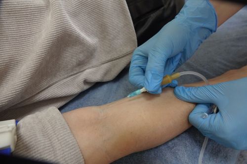 Вены – не водопровод: чем опасны модные капельницы здоровья