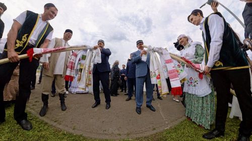 Сабантуй в Челнах: блин от Песошина, грузовик в тюбетейке и пруд с живой рыбой
