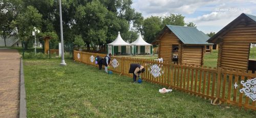 Челнинцы строят в​​​​​ Москве татарскую деревеньку к Сабантую