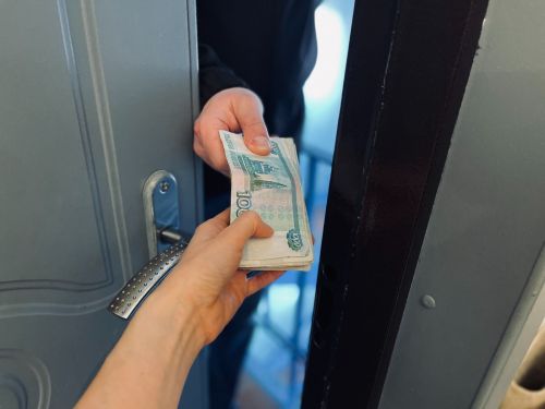 Криминальные курьеры: дропперов из Челнов заставляют вернуть жертвам деньги