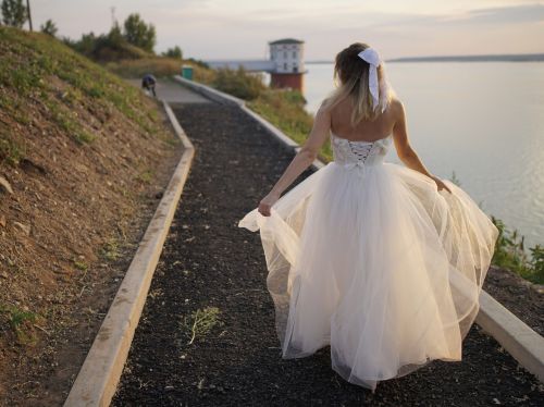 «Нетрезвая гостья испортила мое свадебное платье и отказалась возместить ущерб»