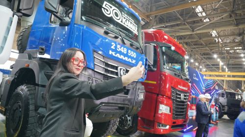 «КАМАЗ – наша жизнь»: как шесть вагончиков превратились в полумиллионные Челны