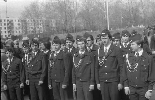 Редкие кадры: челнинские школьники перед Днем Победы в 1981 году