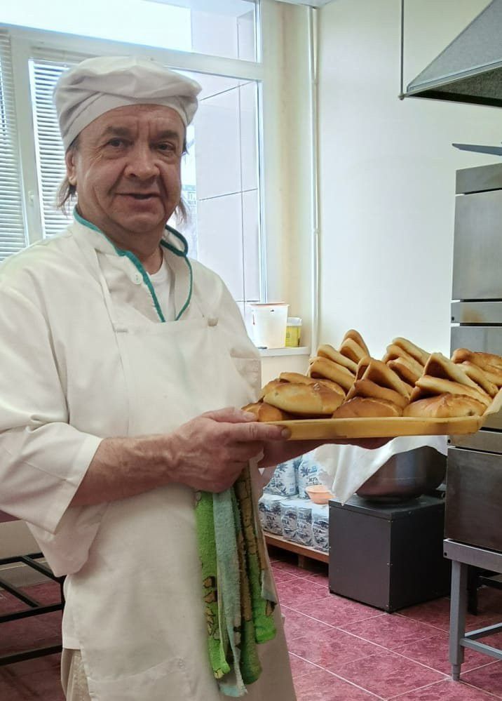 В Челнах 53-летний водитель выучился на повара и устроился в столовую колледжа В Челнах 53-летний водитель выучился на повара и устроился в столовую колледжа