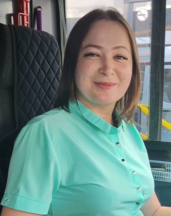 «Пассажиры реагируют с удивлением»: в Челнах за рулем автобуса №10 ездит девушка