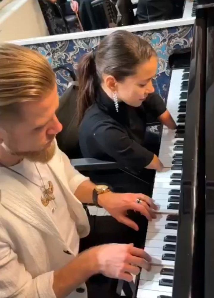 Вокалистка из Татарстана без рук и ног берет уроки игры на рояле