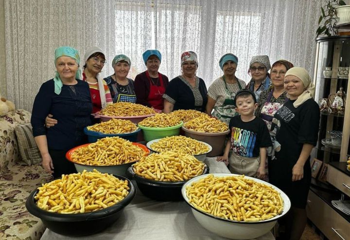 Рекорд достигнут: челнинки отправили бойцам СВО тонну чак-чака Рекорд достигнут: челнинки отправили бойцам СВО тонну чак-чака