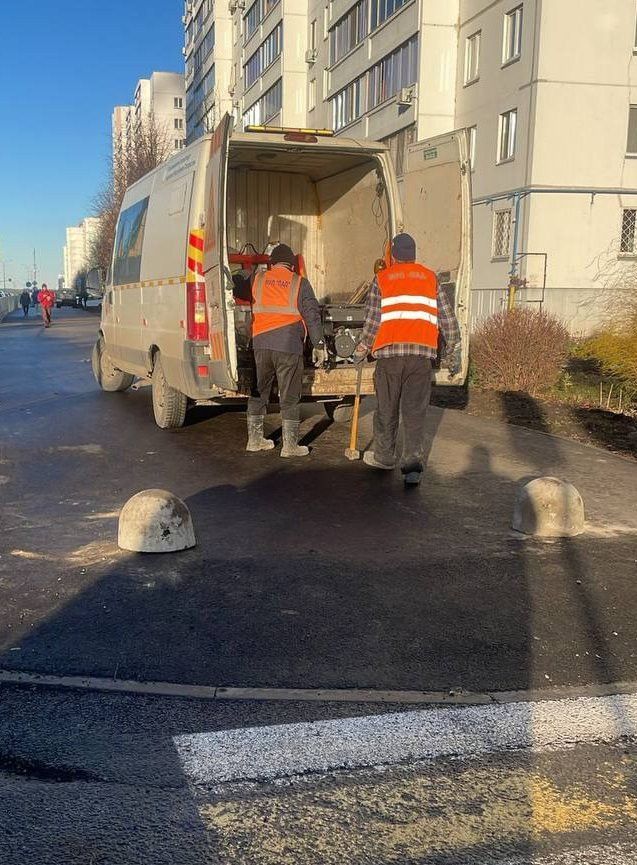 Тротуар на улице Раскольникова закрыли «буйками» от наглых парковщиков