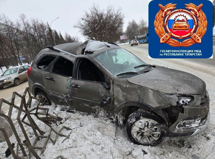 Женщина-водитель на «Гранте» снесла забор и врезалась в дерево