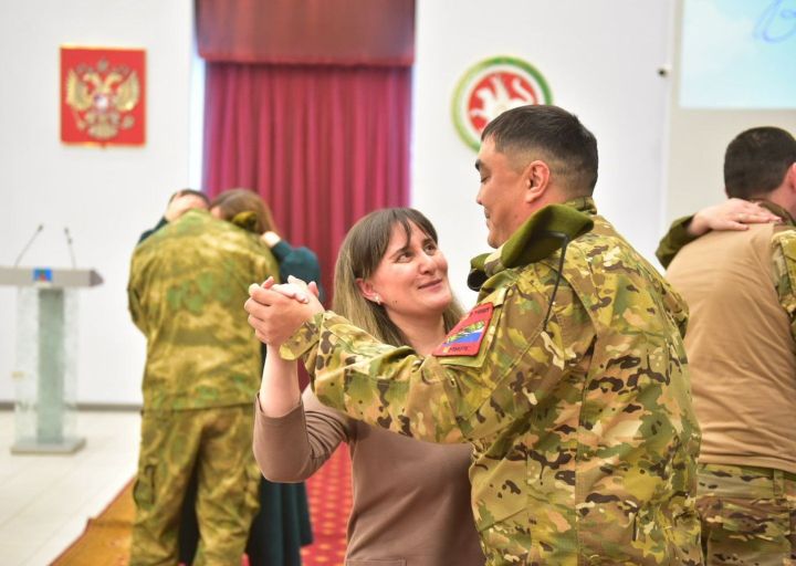 В Челнах наградили медалями жен участников СВО в День Героев Отечества