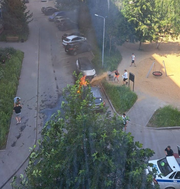 В Челнах загоревшуюся во дворе машину соседи тушили песком В Челнах загоревшуюся во дворе машину соседи тушили песком