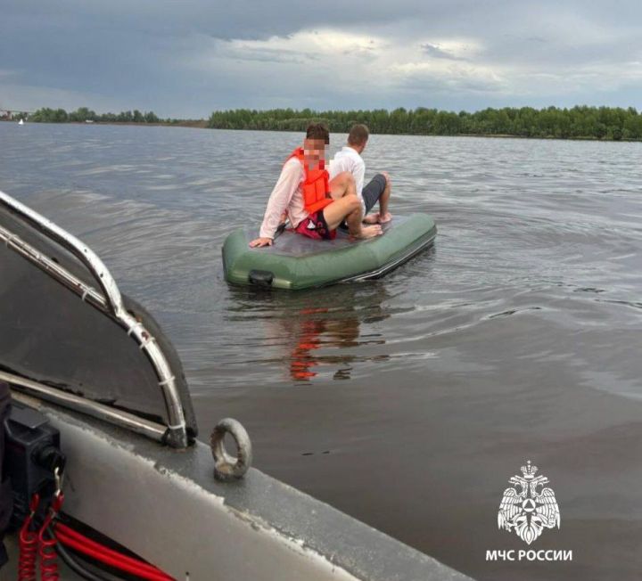 На Каме два брата едва не утонули, перевернувшись в резиновой лодке На Каме два брата едва не утонули, перевернувшись в резиновой лодке