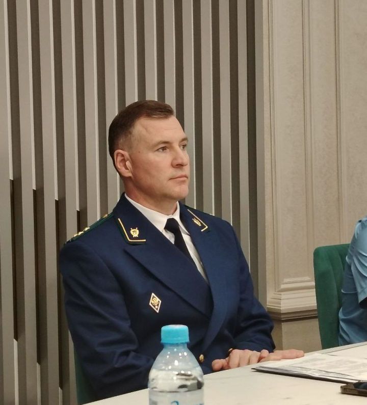«Опытный, отец троих детей»: Магдеев представил депутатам нового прокурора «Опытный, отец троих детей»: Магдеев представил депутатам нового прокурора